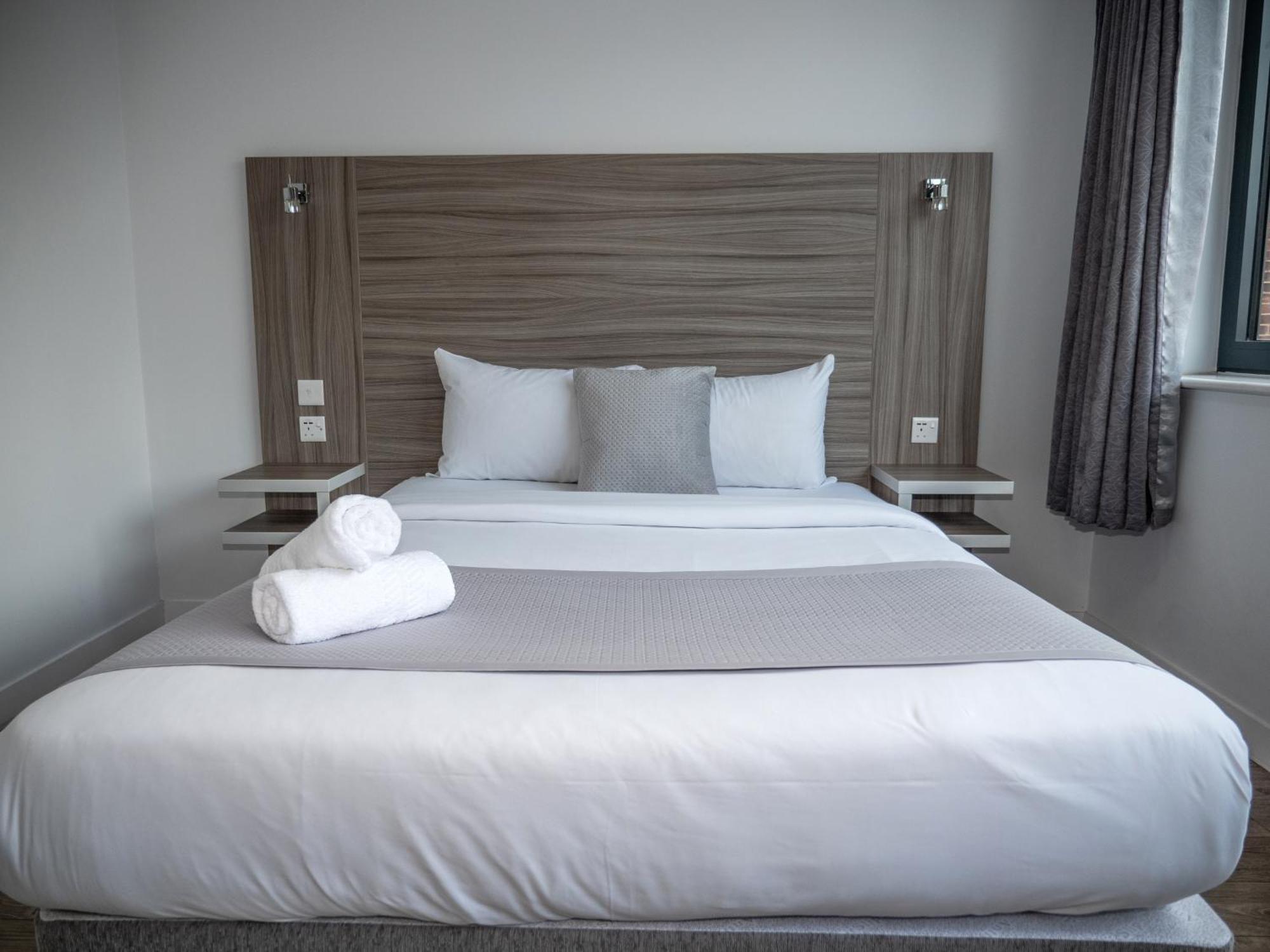 Sky Nights Hotel London Heathrow Ґіллінґдон Екстер'єр фото